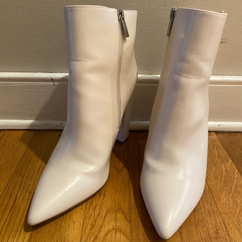 White size 11 pointed boots